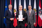 Quelle: Land Oberösterreich; Prof. OStR Mag. Günther Postruznik bei der Verleihung des Dekrets.